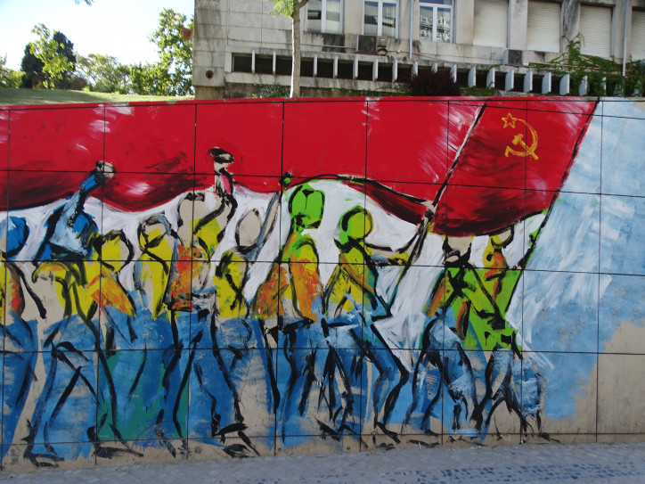  Na ulicach Lizbony można czasem dostrzec rewolucyjne napisy i murale. Ten mieści się niedaleko Avenida da Liberdade, czyli Alei Wolności/ fot. Maria Dybcio