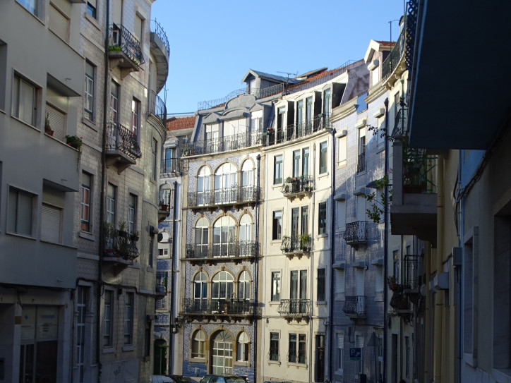 W Lizbonie wciąż można znaleźć miejsca, w których nie spotka się turystów. To często tam mieszkańcy zakładają stowarzyszenia / fot. Maria Dybcio