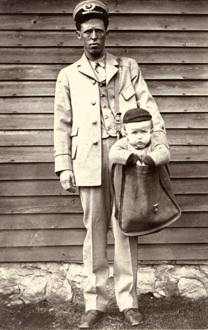 Listonosz z dzieckiem w worku pocztowym, fotograf nieznany, ca. 1900/Flickr