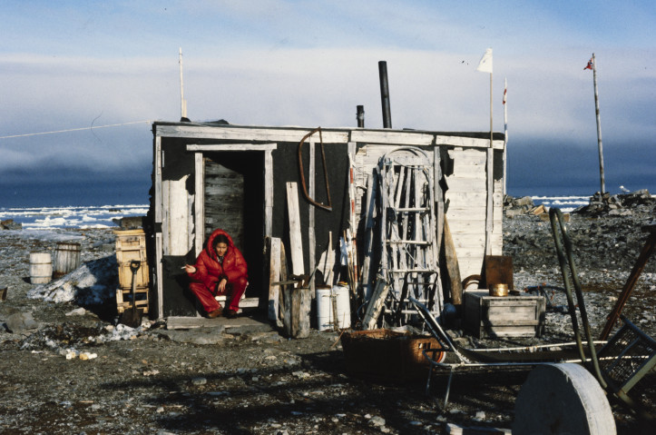 Anna Musiałówna przez domkiem traperskim, Palffyodden, Spitsbergen, 1981