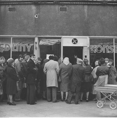 Kolejka przed sklepem mięsnym w Warszawie, 1981 r., zdjęcie: Grażyna Rutkowska/NAC