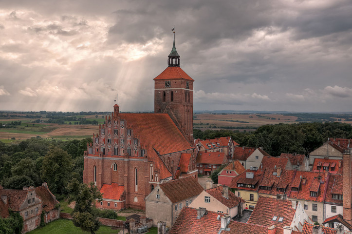 Kościół par. p.w. śś. Apostołów Piotra i Pawła, Reszel, zdjęcie: Mkos/Wikimedia Commons (CC BY-SA 3.0 PL)