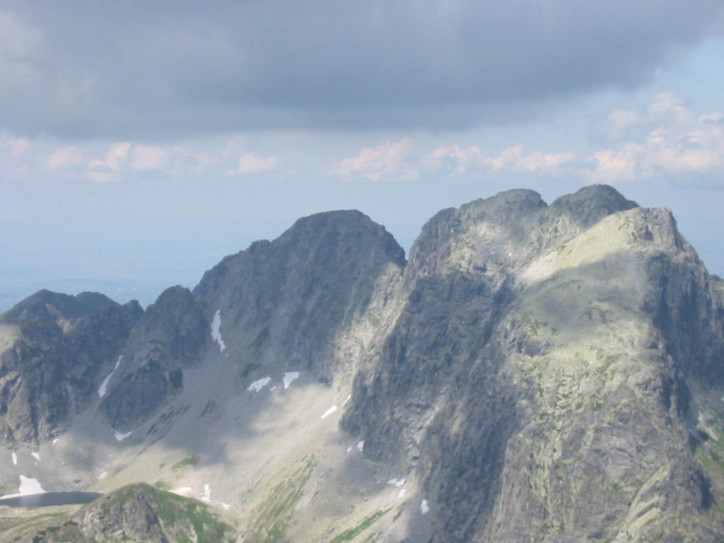 Masyw Małego i Wielkiego Jaworowego Szczytu widziany ze Sławkowskiego Szczytu, zdjęcie: Igor/Wikimedia Commons