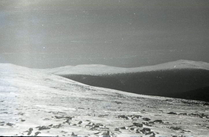 Góra 1079, zwana Chołatczachl. Zdjęcie wykonane przez śledczych w 1959 roku.