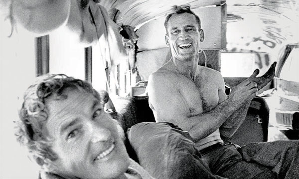 Neil Cassady i Timothy Leary w autobusie Merry Pranksters (Wikimedia Commons)