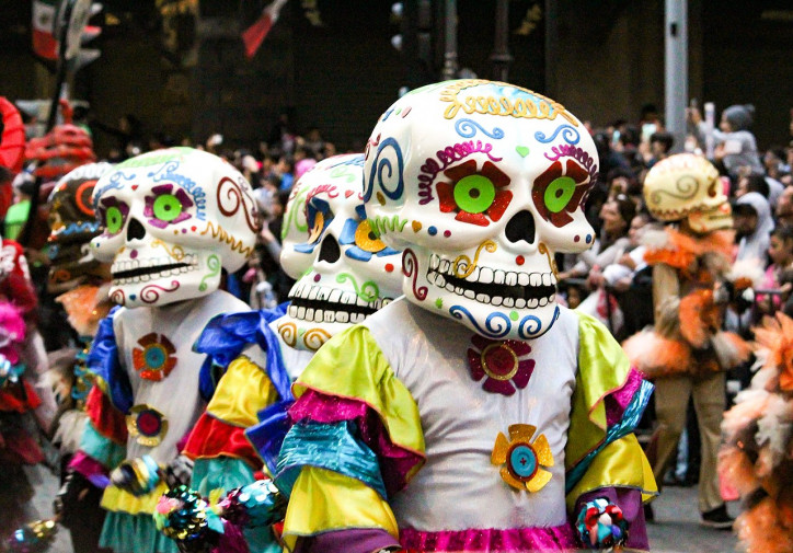Parada z okazji Día de Muertos w Ciudad de Mexico (fot. Poloide93; źródło: Wikimedia Commons)