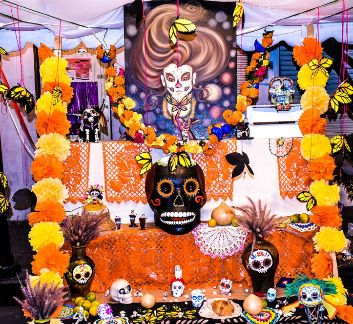 Ołtarz przygotowany na obchody Día de Muertos w Tlaquepaque (fot. Bala Manivasagam, źródło: Wikimedia Commons)