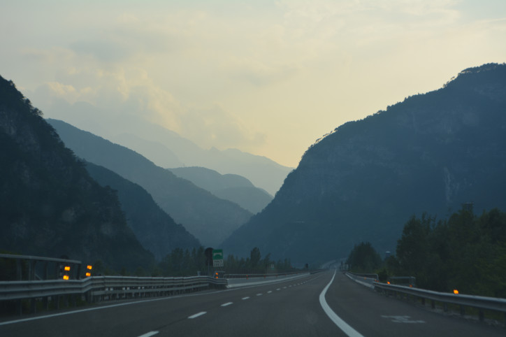 The road from Austria to Italy. Photo by Aleksei Morozov