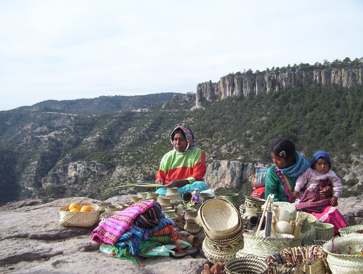 Kobiety z ludu Rarámuri (fot. Lance Fisher; źródło: Wikimedia Commons)
