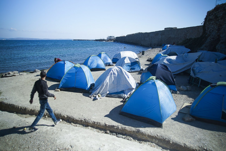 Namioty przy brzegu Morza Egejskiego w obozie dla uchodźców Vial w Chios w Grecji, zdjęcie: Mstyslav Chernov (źródło: Wikimedia Commons)