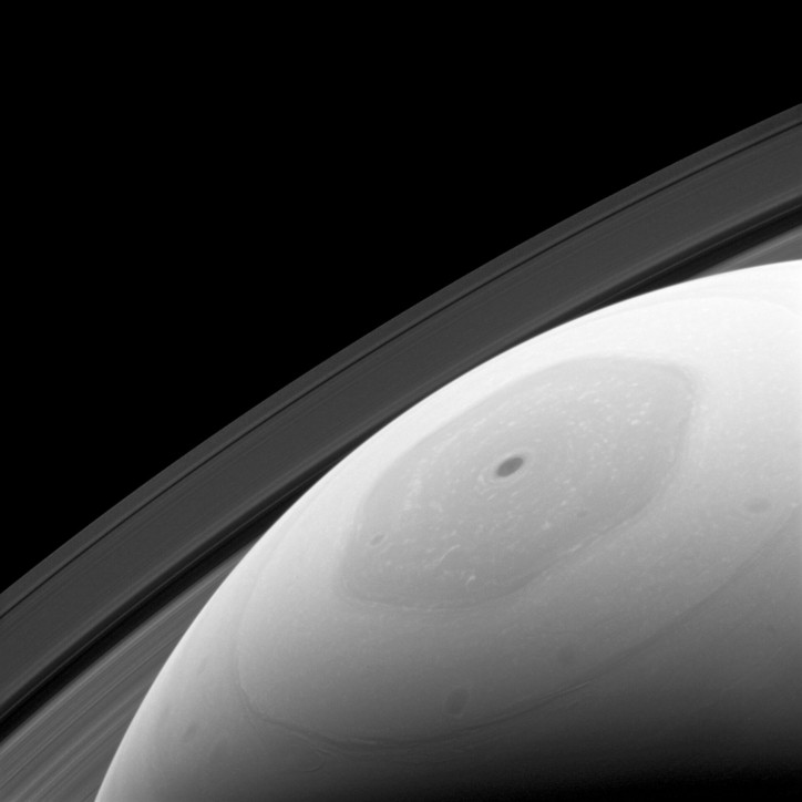 Widok Saturna, jaki zarejestrowała sonda Cassini z odległości około 1,2 mln kilometrów od planety. Skala obrazu wynosi 70 km na piksel. Zdjęcie: NASA/JPL-Caltech/Space Science Institute