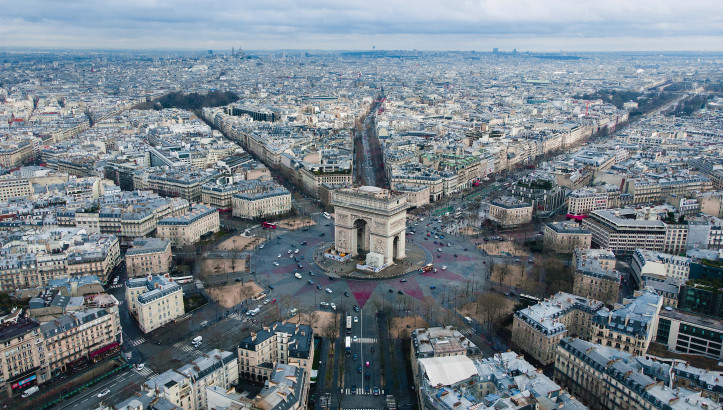 Plac Charles’a de Gaulle’a, Paryż, Francja; zdjęcie: Rodrigo Kugnharski on Unsplash