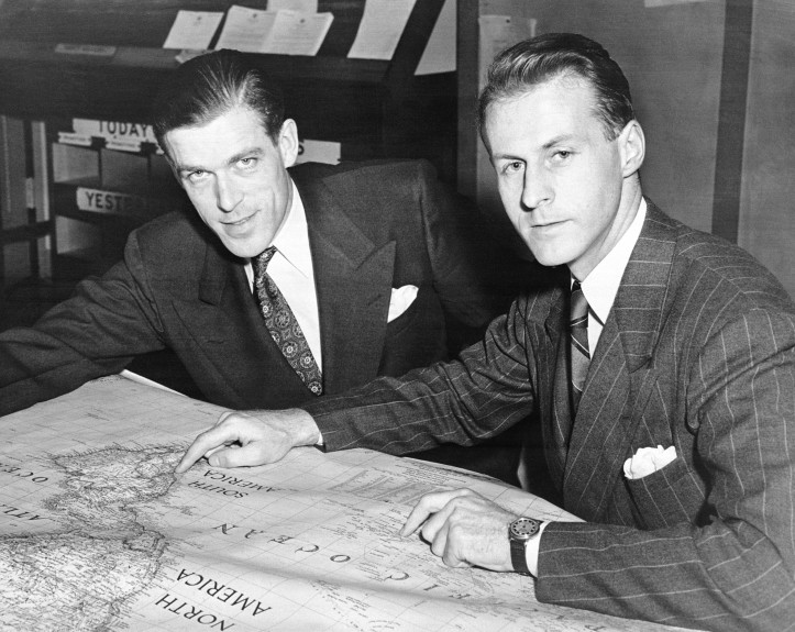 Heyerdahl w wieku 32 lat (z prawej) i Herman Watzinger ustalają plan przepłynięcia 4000 mil z Peru do Polinezji, 27 grudnia 1946 r.; zdjęcie: Bettmann/Contributor/Getty Images
