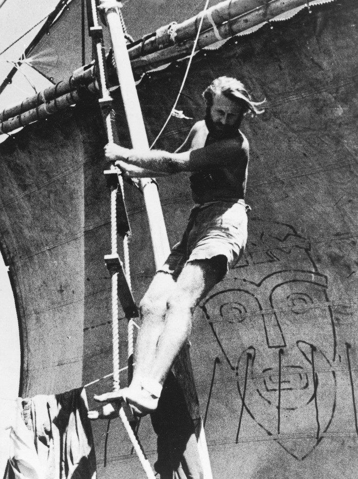 Thor Heyerdahl wspina się na maszt „Kon-Tiki”, połowa 1947 r.; zdjęcie: Archive Photos/Stringer/Getty Images