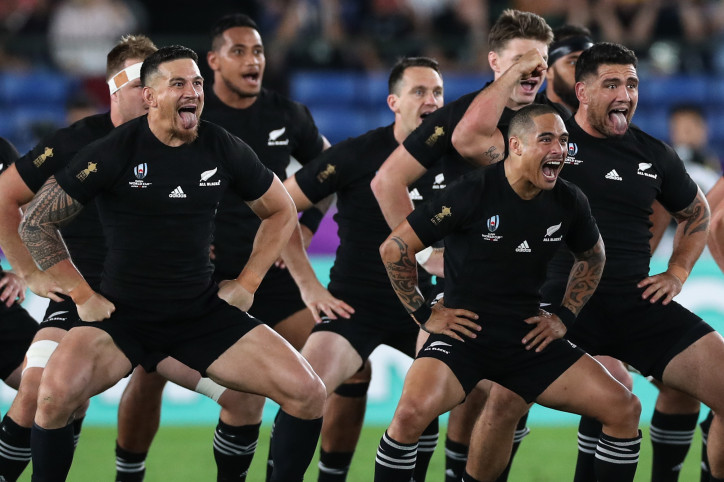 Reprezentacja Nowej Zelandii wykonuje hakę przed meczem z reprezentacją RPA podczas Pucharu Świata w Rugby 2019, 21 września 2019 r., Jokohama, Japonia/zdjęcie: Craig Mercer/MB Media/Contributor/Getty Images