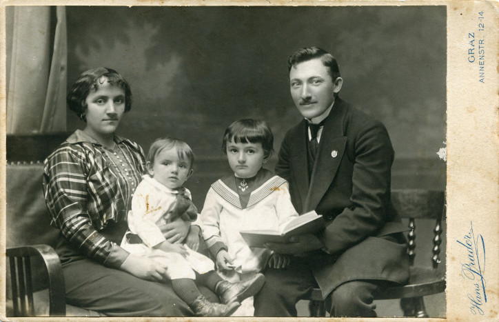 Dziadkowie Anny, Leon i Helena Sulimowiczowie z synami, Józefem i Markiem w czasie pobytu na ewakuacji w Grazu, 1915 r. Źródło: archiwum rodziny Sulimowiczów.