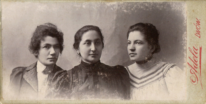 Karaimki z Halicza: siostry Hala (z lewej) i Zofia (z prawej) Mordkowicz z kuzynką, Domicelą Leonowicz (pośrodku), ok. 1900 r. Źródło: archiwum rodziny Sulimowiczów.