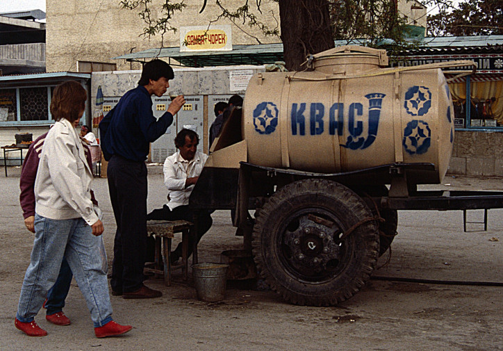 A kvass vendor in Ashgabat, Turkmenistan (Wikimedia Commons)