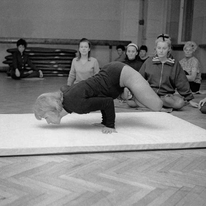 Malina Michalska prowadząca zajęcia jogi, 1969 r., Warszawa; zdjęcie: PAP/Jakub Grelowski