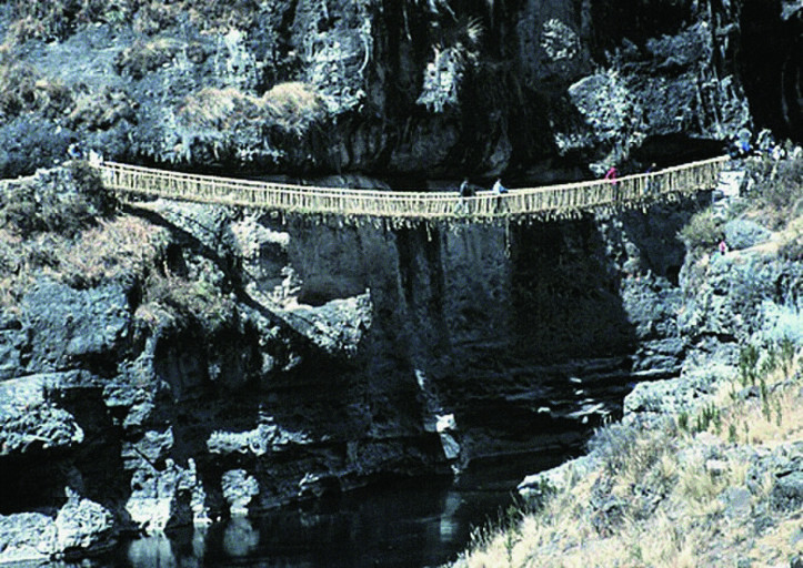 Q’iswa Chaka, wiszący most nad rzeką Apurímac; zdjęcie dzięki uprzejmości Rutahsa Adventures, www.rutahsa.com, CC BY-SA 1.0