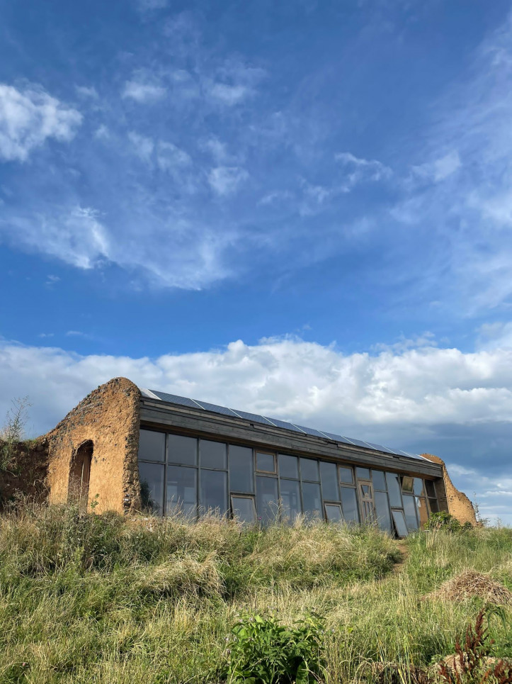 Earthship w Wołownie, fot. Szymon Wójcik
