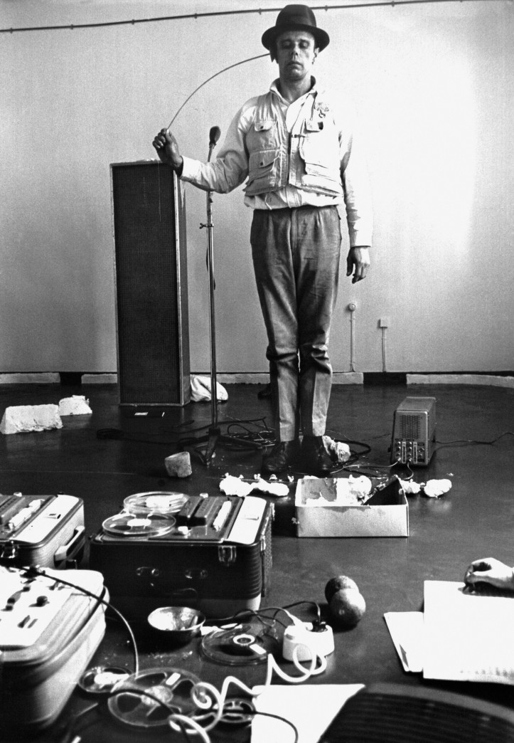 Joseph Beuys podczas tworzenia wystawy „Fettraum”, 1967 r., Darmstadt; zdjęcie: dpa picture alliance/Alamy Stock Photo