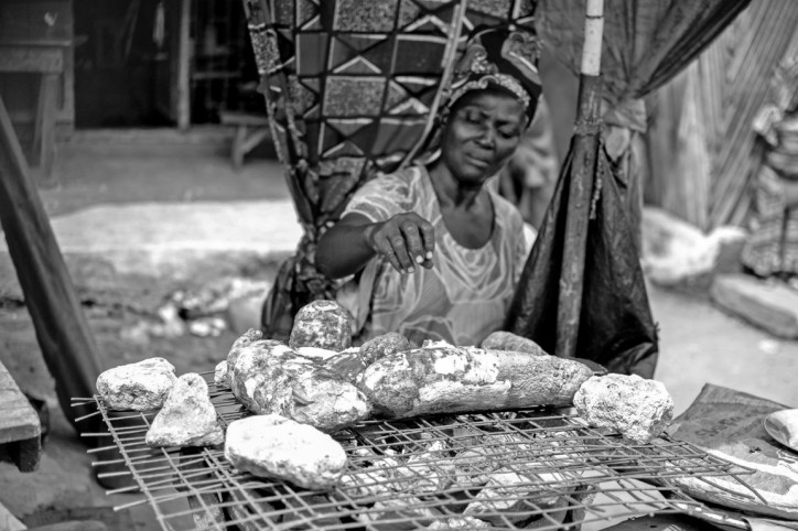 A Yoruba woman roasting yam. Photo by Kaizenify / Wikimedia Commons