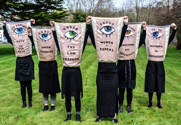 Artists’ Campaign to Repeal the Eighth Amendment (Kampania Artystek na Rzecz Zniesienia 8. Poprawki). Mia Mullarkey, kadr z pracy wideo Fartuchy Mocy – ACREA – Sprzeciw!, 2018. Dzięki uprzejmości artystki. Muzeum Sztuki Nowoczesnej w Warszawie (materiały prasowe)