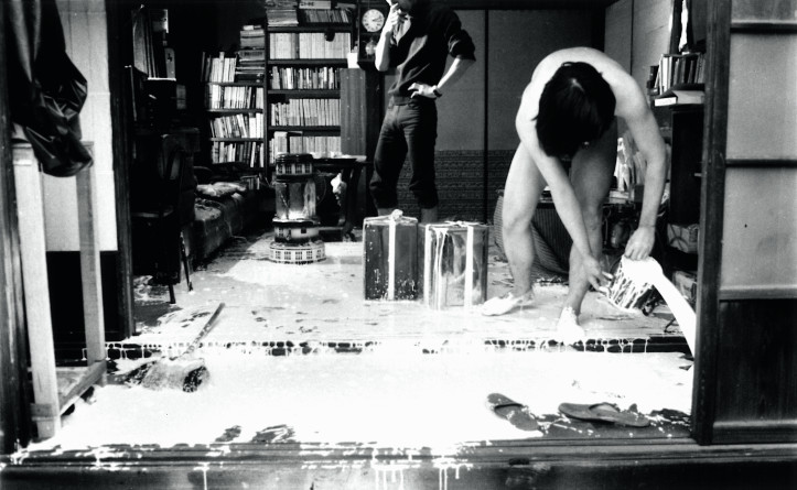 Naoyoshi Hikosaka, Akcja na podłodze nr 3, 1972, fotografia, dzięki uprzejmości Misa Shin Gallery