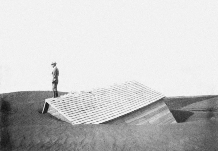 Frederic Clements na dachu zniszczonego przez burzę pyłową budynku; zdjęcie: domena publiczna