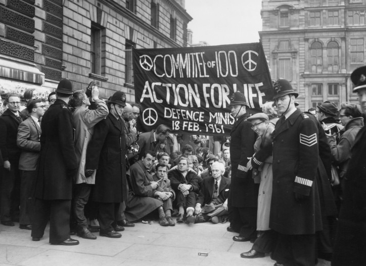 18 lutego 1961 r. 88-letni Russell, siedząc przed brytyjskim Ministerstwem Obrony, protestuje przeciwko polityce nuklearnej Wielkiej Brytanii; zdjęcie: Jimmy Sime/Central Press/Getty Images