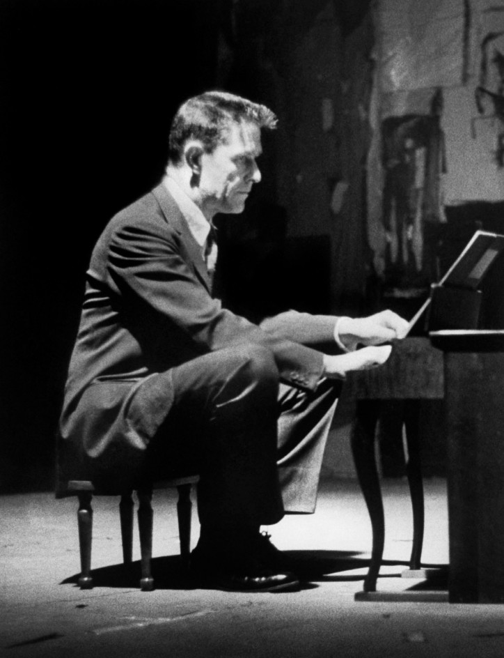 John Cage podczas wykonywania jednego ze swoich ulubionych utworów: „Suity na fortepian zabawkowy”; zdjęcie: Ben Martin/Getty Images