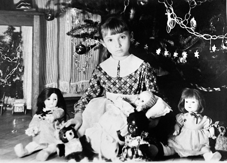 „Na fotografi i jestem – jak zwykle w Wigilię – głodna i zmęczona. M ama uwielbiała lalki, ja mniej. Trzymam rękę na misiu, by wiedział, że tylko jego kocham”/zdjęcie: archiwum rodzinne