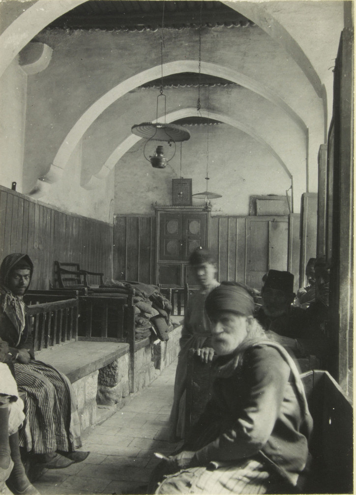 Interior of the Central Synagogue, which is now also in ruins. Photo by Ernst Herzfeld, 1908 (public domain)