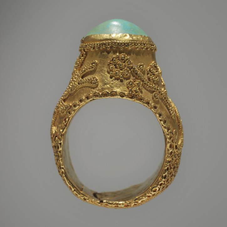 Perski pierścień z turkusem, XIII w.; zdjęcie: dzięki uprzejmości RISD Museum, Providence, RI