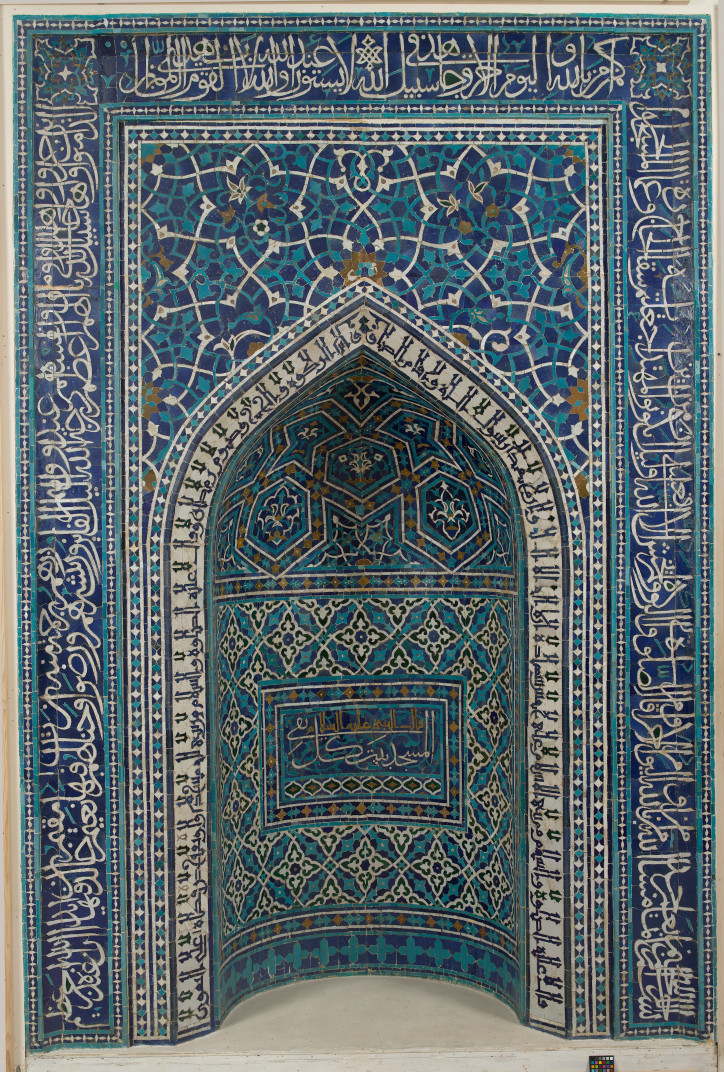 Mihrab (nisza modlitewna) ozdobiony mozaiką z glazurowych płytek, 1354–1355, Isfahan,  Museum of Mordern Art, Nowy Jork; zdjęcie: domena publiczna