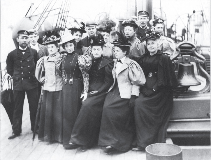 Williamina Fleming wraz z grupą kobiet z harwardzkiego obserwatorium na pokładzie statku „Minia” ok. 1900 r.; zdjęcie: domena publiczna