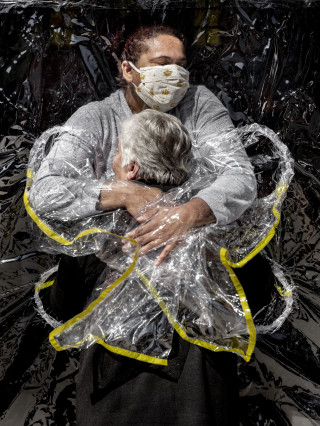 Czułość na dystans, czyli World Press Photo 2021 „Przekrojowym” okiem