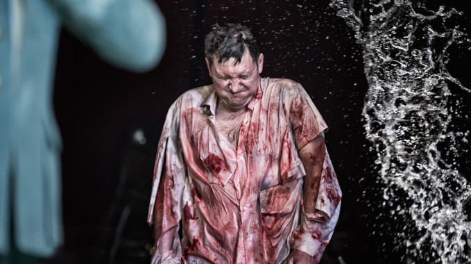 A który to jest teatr niepolityczny? – rozmowa z Juliuszem Chrząstowskim